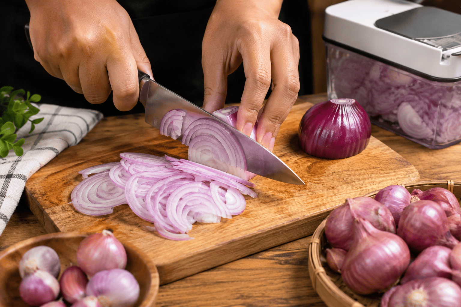 Mana Lebih Cepat Iris Bawang? Manual atau Mesin